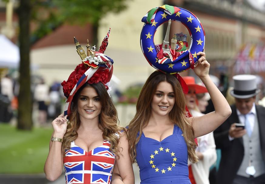 E’ tutto pronto per l’esibizione di abiti e vestiti eccentrici in vista del tradizionale Royal Ascot: di ippica: il tema di quest’anno riguarda il referendum che la Gran Bretagna si appresta ad affrontare il 23 giugno sulla sua permanenza (o meno) nell’Unione Europea (Reuters)
